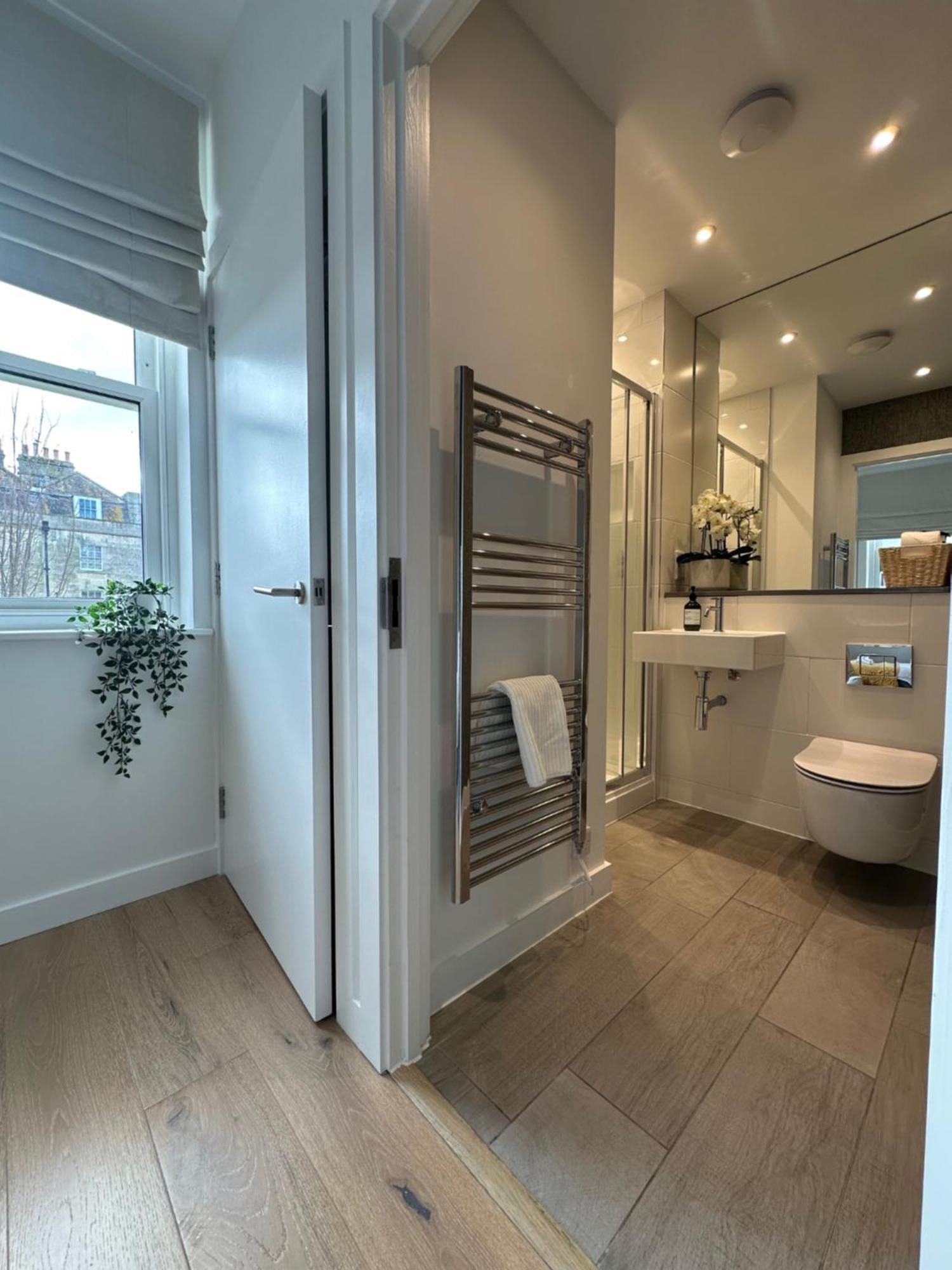 Contemporary Pied A Terre In The Heart Of Bath Apartment Exterior photo